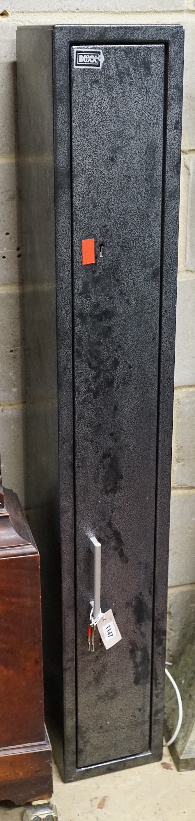 A modern metal double gun cabinet with two keys, width 20cm, depth 22cm, height 135cm